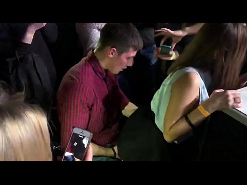 ❤️ Ubulili bangempela ku-nightclub yaseRussia. Intombazane yaseRussia eneminyaka engu-18 ubudala ingene endunu nasesithweni sangasese e-nightclub Izocansi ku-zu.xlxxporno.ru ﹏